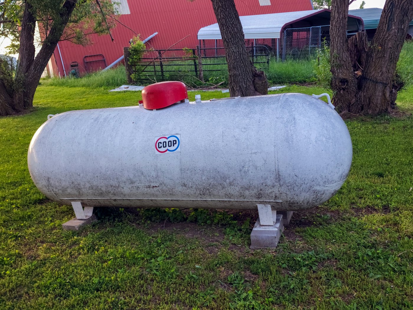 Tanque estacionário de GLP instalado sobre suportes